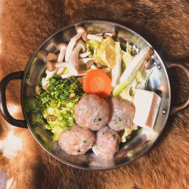 🔪チタタㇷ゚、もう体験しました？？🔪
お席で自分で肉を叩いて作る「チタタㇷ゚鍋」が再登場！

米とサーカスが贈る秋・冬の限定鍋がスタートしています。
人気の🐇ウサギ肉、🦌北海道エゾ鹿肉をご用意。

あなたの感性でオリジナル獣肉団子を作って！
━━━━━━━━━━━━━━━⠀
@kometocircus 
📍東京都新宿区2-19-8
🚃高田馬場駅徒歩1分
平日・土日祝日　12-15:00 ／16-23:00 
※火曜のみ　17-23:00 
.................................
#米とサーカス
#推し活 #ゴールデンカムイ #高田馬場
#ジビエ