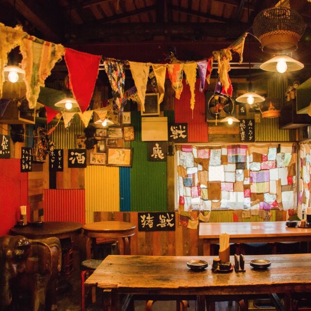 忘年会はインパクト勝負！
🐻マタギの味「熊鍋コース」！

大人気の稀少ジビエ、熊肉を堪能する豪華コースをご用意しました！10年以上続くオリジナル味噌出汁でじんわりぽかぽか。
滋味深い熊肉を前菜や自慢の一皿と贅沢に！
🔥2H飲み放題付きで6480円🔥

今年一年の労をねぎらうなら、米とサーカスで決まり！
ご予約はお早めに！

Make Your Party Memorable with the Bear Nabe Course!
Indulge in our luxurious course featuring highly popular, rare bear gibier!
🔥 Includes 2 hours of All-You-Can-Drink for only ¥6,480! 
Book your reservation soon!
━━━━━━━━━━━━━━━⠀
@kometocircus 
📍東京都新宿区2-19-8
🚃高田馬場駅徒歩1分
平日・土日祝日　12-15:00 ／16-23:00 
※火曜のみ　17-23:00 
.................................
#米とサーカス
#熊肉 #忘年会 #高田馬場
#熊