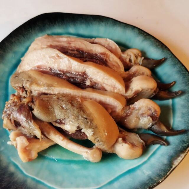 衝撃のやわらかさ・・・熊の手・指入荷中！🐻
熊の手は即完売してしまいました m(_ _)m
指１本単位でも販売しています。

中華料理でもお馴染み、
丁寧に毛を抜き、下処理した熊の手を
丸ごと柔らかく煮込みました。

プルプル食感、熊らしい野生味が存分に味わえます。
食べ終わった後は爪を持ち帰ることができます。

🤯 Shockingly Tender... Bear Paw (Finger) 🐻
A familiar delicacy in Chinese cuisine, we carefully de-furred and prepared a whole Bear Paw, then simmered it until incredibly soft.

Enjoy the tender, gelatinous texture and the rich, wild flavor characteristic of bear meat. As a souvenir, you can even take the claws home with you after your meal! 
━━━━━━━━━━━━━━━⠀
@kometocircusparco
📍東京都渋谷区宇田川町15-1 渋谷パルコB1⠀
🚃渋谷駅徒歩5分⠀
━━━━━━━━━━━━━━━⠀
📍B1, Shibuya Parco, 15-1 Udagawacho, Shibuya-ku, Tokyo
🚃 5 minutes walk from Shibuya station⠀
⏰⠀All days except Tuesday:⠀
12:00 - 16:00 ／17:00 - 22:30 ⠀
Tuesday:⠀17:00 - 22:30 ⠀
.................................
#米とサーカス
#熊 #渋谷PARCO #熊肉
#shibuya