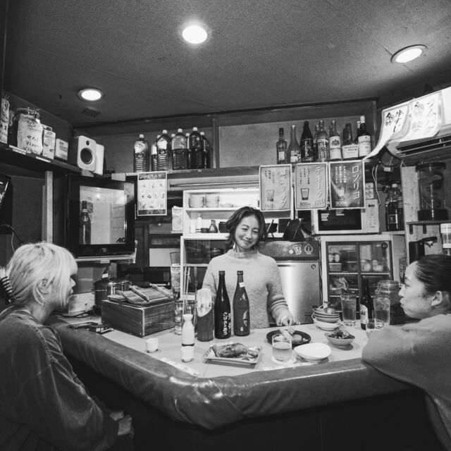 🎍 謹賀新年 🎍 24時間営業の「寺子屋」は、新年も止まらず営業中！
総勢10名以上の個性派スタッフが、日替わりでカウンターに立ちます。
 「今は誰がいるかな？」というワクワク感も寺子屋ならでは👍
 今年も挑戦的なメニューと楽しい会話で、
歌舞伎町の夜明けから深夜まで盛り上げます！
本年もどうぞよろしくお願いいたします🌞🌙

🏮新宿歌舞伎町 思い出の抜け道【寺子屋】
@terakoya_shinjuku
———————————————————
予約は1日4名様まで・19:00〜20:30までの入店のみ
新宿区歌舞伎町1-3−10 新宿センター街 1F
OPEN 24 hours
Reservations are limited to 4 persons per day 
and entry from 19:00 to 20:30
———————————————————
🏮Shinjuku Kabukicho, OMOIDE NO NUKEMICHI【TERAKOYA】

 Happy New Year! 🎍
 Terakoya is open 24/7 throughout the holidays!
With over 10 unique staff members rotating shifts, 
you’ll find a different vibe every time you visit. 
"Who’s behind the counter today?" 
— that’s part of the fun! 
We look forward to serving you again this year with our daring menu and great conversation. Let's make 2026 unforgettable! 

#寺子屋
#思い出の抜け道
#kabukicho
#ShinjukuBar
#歌舞伎町飲み屋