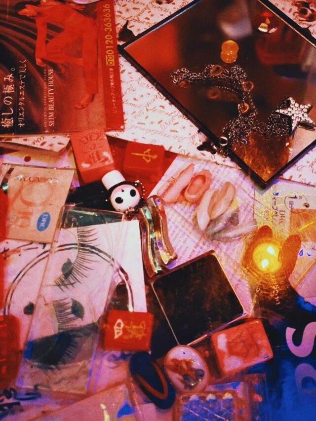 高田馬場駅を出て 
高架下沿いの細い通りを進んでいくと現れる 
ピンクのお部屋💒
そこは、魔術や占い、お菓子にコスメにぬいぐるみにアートまで… 
ありとあらゆるものに興味と依存を隠せない
 19歳パミンちゃんのお部屋💘💘
夜な夜な集って、語って遊んで飲んでみては いかがですか？
⁡
🎄クリスマス🎄イベントも残りわずかです！
つまり！年末に近づいできてるってことです！
ラストスパート走り抜いて行きましょう✌🏻 ̖́-🩷
⁡
 #あでぃくしょん  #高田馬場 #takadanobababar  #可愛い  #ピンク 

高田馬場BAR【あでぃくしょん】🧠
@addiction_tokyo 
－－－－－－－－－－－－－－－－－－
🍹営業時間19:00-5:00
📍東京都新宿区高田馬場２丁目19-8
🔮無休で営業してます！

🌙 Open every night till 5AM!
🍹7:00 PM – 5:00 AM
📍 2-19-8 Takadanobaba, Shinjuku, Tokyo
🔮No holidays, always here for you!
－－－－－－ー－－－－－－－－－－－－
🧠Takadanobaba BAR【ADDICTION 】🧠