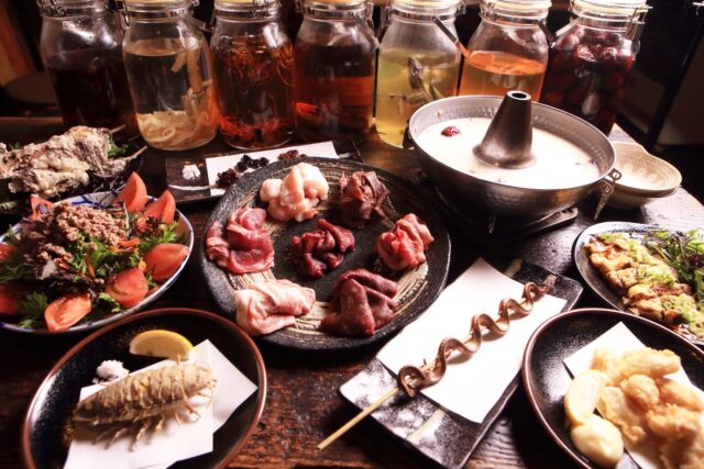 本日12/30(火)、米とサーカス高田馬場店年内ラスト営業！ 
今年もたくさんのお客様にご愛顧いただき、
スタッフ一同心より感謝申し上げます💜

本日はありがたいことにほぼ満席となっておりますが、
早いお時間や21時以降の遅めのお時間であれば、
若干お席をご案内できる可能性があります✨ 

「最後にジビエ・昆虫・XXXで締めたい！」という方は、
ぜひお電話で空席状況をご確認ください📞

皆様、良いお年をお迎えください。
新年も強烈で楽しい食材と笑顔でお会いしましょう！

🌃年末年始の営業案内🌅 
12/30(火) 17:00〜23:00（最終日）
12/31〜1/3　休業 
1/4(日)〜 通常営業スタート！
━━━━━━━━━━━━━━━⠀
@kometocircus 
📍東京都新宿区2-19-8
🚃高田馬場駅徒歩1分
平日・土日祝日　12-15:00 ／16-23:00 
※火曜のみ　17-23:00 
.................................
#米とサーカス
#ジビエ #年末年始 
#高田馬場 #高田馬場グルメ