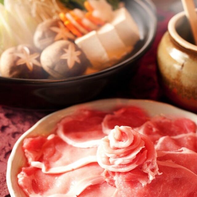 2026年のスタートは、米とサーカス不動の人気を誇る
「牡丹鍋コース」で華やかに！🐗✨ 
九州産の良質な猪肉を、
10年続く名物の醤油ベース出汁で味わう贅沢なコース🍲

とろける脂の甘みで心もお腹も満たされます。
これだけ満足感があって2H飲み放題込4,980円！ 
新しい年の集まりは、お肌にも嬉しいコラーゲンたっぷりの猪鍋で決まり！
📅1/3（土）12:00〜 営業スタート！ 
━━━━━━━━━━━━━━━⠀
@kometocircus 
📍東京都新宿区2-19-8
🚃高田馬場駅徒歩1分
平日・土日祝日　12-15:00 ／16-23:00 
※火曜のみ　17-23:00 
.................................
#米とサーカス
#新年会 #ジビエ
#高田馬場 #猪肉