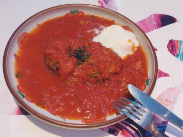 米とサーカス🐻冬の熊祭り❄️開催中！
待望の新メニュー【くまトマハンバーグ】🍖🍅
お店で一つひとつ手ごねで仕上げました😊

熊肉やジビエが初めての方にこそ、
ぜひ食べていただきたい自信作です！

💡こだわりポイント
☑︎自家製「粗挽き」ミンチ
熊肉をお店で粗く挽いています。
あえて細かくしすぎないことで熊本来の
力強い風味と食感を活かしました🐻

☑︎秘伝の隠し味
創業から守り続ける「オリジナル味噌」を配合。
お肉の旨味を最大限に引き出しています😋

☑︎特製トマトソース
にんにくのコクとトマトの酸味。
某牛丼チェーン店の人気メニューへのリスペクトを込めた✨
ご飯が進む味わいです！

米とサーカスでは2011年の開店当初より、
各地で駆除されてしまった熊を仕入れ、
命に感謝して提供し続けています。 

━━━━━━━━━━━━━━━⠀
@kometocircus 
📍東京都新宿区2-19-8
🚃高田馬場駅徒歩1分
平日・土日祝日　12-15:00 ／16-23:00 
※火曜のみ　17-23:00 
.................................
#米とサーカス
#うまトマハンバーグ
#熊肉
#ジビエ
#高田馬場