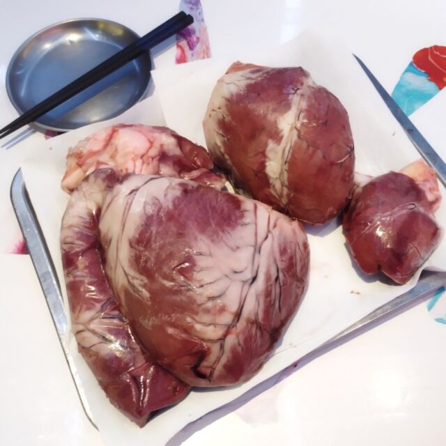 米とサーカス🐻冬の熊祭り開催中🔥
超特大サイズ！VeryBig!!サイズの心臓❤️‍🔥を
みんなでシェアして食べませんか？

写真は
❤️‍🔥熊ハツ丸焼き（小）
❤️‍🔥熊ハツ丸焼き（中）
❤️‍🔥熊ハツ丸焼き（超特大）
の３種類です

熊の心臓丸焼きパーティ大募集中🗡

心臓も、指も、骨の髄まで！
山の恵みをあますところなくいただきましょう☺️

害獣被害の報道が続いていますが、
米とサーカスでは2011年の開店当初より変わらず
駆除された熊肉を仕入れ、
責任をもって提供しています。

入荷不定期な希少食材が多いため、
ご来店の際は事前にお問い合わせいただくか、
ネット予約の備考欄に「〇〇希望」とご記入ください。
※予約のタイミングにより欠品となる場合がございますm(_ _)m
━━━━━━━━━━━━━━━⠀
@kometocircusparco
📍東京都渋谷区宇田川町15-1 渋谷パルコB1⠀
🚃渋谷駅徒歩5分⠀
━━━━━━━━━━━━━━━⠀
📍B1, Shibuya Parco, 15-1 Udagawacho, Shibuya-ku, Tokyo
🚃 5 minutes walk from Shibuya station⠀
⏰⠀12:00 - 16:00 ／17:00 - 22:30 ⠀
━━━━━━━━━━━━━━━
#米とサーカス
#熊肉 
#熊料理
#shibuya  
#渋谷parco