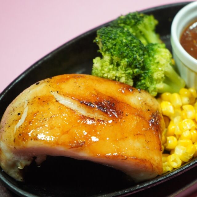 3/1（日）で終了します急いで💨💨💨💨💨
米サー企画【ワニ祭り】🐊　〜食べるほど、ハマる。〜

上野の国立科学博物館で開催中の「ワニ展」🐊✨
実は高タンパク低脂質の優秀肉「ワニ」🐊💕

【ワニタン丸ごと1本ステーキ】
約200gのビックサイズのワニの舌を丸ごと使用した、
インパクト抜群のタンステーキ。
大きくカットして頬張ると、
未体験のぷりぷり食感がヤミツキになります。

上野からのアクセス抜群な馬場で
ワニ三昧🐊🐊🐊はいかが？
━━━━━━━━━━━━━━━⠀
@kometocircus 
📍東京都新宿区2-19-8
🚃高田馬場駅徒歩1分
平日・土日祝日　12-15:00 ／16-23:00 
※火曜のみ　17-23:00 
.................................
#米とサーカス
#ワニ展 #ワニ肉 
#高田馬場 #ワニ