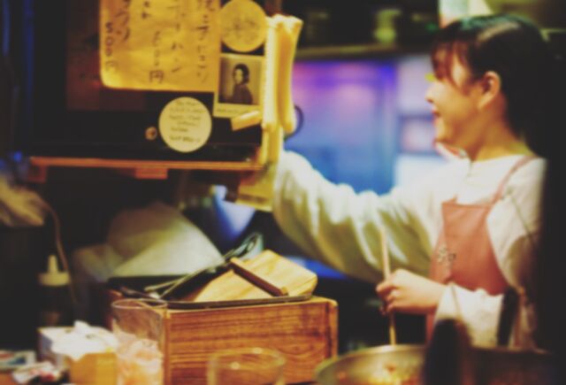 20年この場所でつづいた「寺子屋」
お店の開店時間は早朝、
酔客たちが最後にたどりつく家のような呑み屋「寺子屋」。

ここは女将の工藤翔子さんが
女優業の傍ら20年間切り盛りしてきたお店です。
歌舞伎町やゴールデン街で飲み歩いたお客さんたちが、
夜が明け空が白む時間帯に食事と締めの一杯を楽しむ。

どんなお客さんでも歓迎してくれる、
そんな懐のひろいあたたかいお店を
2023年秋よりお手伝いすることとなりました。

🏮新宿歌舞伎町 思い出の抜け道【寺子屋】
@terakoya_shinjuku
———————————————————
予約は平日12:00-24:00まで上限4名様
新宿区歌舞伎町1-3−10 新宿センター街 1F
OPEN 24 hours
Reservations：
Weekdays 12:00–24:00 / Max 4 people
———————————————————
🏮Shinjuku Kabukicho, OMOIDE NO NUKEMICHI【TERAKOYA】

"Terakoya" has continued at this location for 20 years
The BAR opens early in the morning,
Terakoya is the last place drunken customers go to for a drink.

Madam Hostess, Shoko Kudo, has been running the shop for 20 years while working as an actress.

After a long day of drinking in Kabukicho and Golden Gai, they come here to enjoy a meal and a drink while talking with the Madam Hostess.
They enjoy a meal and a drink with the Madam Hostess while chatting with her.

All customers are welcome,
I will take over such a warm and welcoming restaurant in the fall of 2023.

#寺子屋
#思い出の抜け道
#歌舞伎町グルメ
#ShinjukuBar
#kabukicho