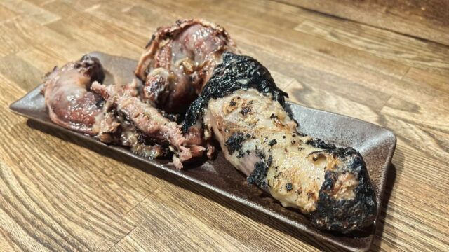 ⚡️驚愕の逸品！⚡️ 新メニュー「馬のち〇こ丸焼き」🐴🍌
希少部位の馬ペニスを、一本丸ごと丁寧に焼き上げた、
まさに規格外のデカさ！ 
視覚でも味覚でもインパクト大の一皿です😵
寺子屋でしか味わえない究極の体験をどうぞ！ 

🏮新宿歌舞伎町 思い出の抜け道【寺子屋】
@terakoya_shinjuku
———————————————————
予約は平日12:00-24:00まで上限4名様
新宿区歌舞伎町1-3−10 新宿センター街 1F
OPEN 24 hours
Reservations：
Weekdays 12:00–24:00 / Max 4 people
———————————————————
🏮Shinjuku Kabukicho, OMOIDE NO NUKEMICHI【TERAKOYA】

⚡️ An astonishing new dish! ⚡️ 
Introducing our "Whole Roasted Horse Penis." 🐴🍌
This rare horse delicacy, expertly roasted whole,
 is truly beyond massive!
 It's a dish with huge visual and taste impact😵
 Experience this ultimate sensation, 
only available at Terakoya!

#寺子屋
#思い出の抜け道
#歌舞伎町グルメ
#ShinjukuBar
#馬肉