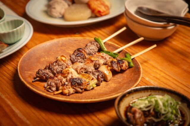 お酒と一緒に、
ハムカツや焼きそば、
くさやに鯨ベーコンなど酒の肴まで
10席の店内で20種以上の
料理メニューを提供しています。
🏮新宿歌舞伎町 思い出の抜け道【寺子屋】
@terakoya_shinjuku
———————————————————
予約は平日12:00-24:00まで上限4名様
新宿区歌舞伎町1-3−10 新宿センター街 1F
OPEN 24 hours
Reservations：
Weekdays 12:00–24:00 / Max 4 people
———————————————————
🏮Shinjuku Kabukicho, OMOIDE NO NUKEMICHI【TERAKOYA】

The second best beef stew in Shinjuku!
is a specialty of the bar!
Ham cutlets and yakisoba noodles,
Kusaya, whale bacon, and other foods 
to go with your drinks!
The 10-seat restaurant offers a menu of more than 20 different dishes.

#寺子屋
#思い出の抜け道
#歌舞伎町グルメ
#ShinjukuBar
#kabukicho