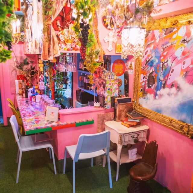 パミンちゃんのお部屋は土足厳禁です！
店内には、芝生がひいてあってピクニック感覚プラス宅飲み感覚が楽しめます🍩
カウンターは6席、ソファー席には円卓があるので人数が多くても楽しめます🎵
朝の日差しを浴びながら飲むお酒の背徳感はたまりません🏝️⁡
⁡
 #あでぃくしょん  #高田馬場 #takadanobababar
 #依存 #ピンク
⁡
🧠高田馬場　【あでぃくしょん】🧠
@addiction_tokyo 
－－－－－－－－－－－－－－－－－－
🍹営業時間18:00-12:00
📍東京都新宿区高田馬場２丁目19-8
🔮無休で営業してます！

🌙 Open every night till 12PM!!
🍹6:00 PM – 12:00 PM
📍 2-19-8 Takadanobaba, Shinjuku, Tokyo
🔮No holidays, always here for you!
－－－－－－ー－－－－－－－－－－－－
🧠Takadanobaba 【ADDICTION 】🧠