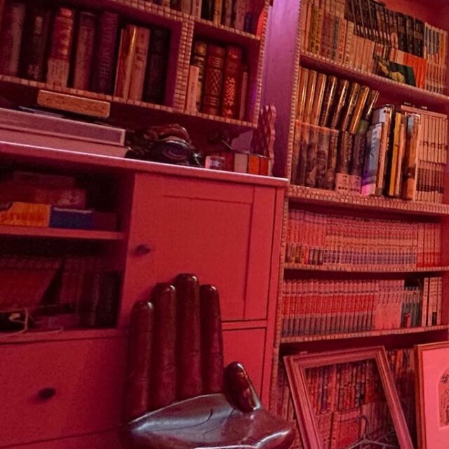 高田馬場駅を出て
高架下沿いの細い通りを進んでいくと現れる
ピンクのお部屋💒
そこは魔術や占い、芸術などに依存している 
19歳パミンちゃんのお部屋💘💘
夜な夜な集って、語って遊んで飲んでみては
いかがですか？⁡
⁡
 #あでぃくしょん #高田馬場 #takadanobababar
 #依存 #可愛い
⁡
🧠高田馬場　【あでぃくしょん】🧠
@addiction_tokyo tokyo
－－－－－－－－－－－－－－－－－－
🍹営業時間18:00-12:00
📍東京都新宿区高田馬場２丁目19-8
🔮無休で営業してます！

🌙 Open every night till 12PM!!
🍹6:00 PM – 12:00 PM
📍 2-19-8 Takadanobaba, Shinjuku, Tokyo
🔮No holidays, always here for you!
－－－－－－ー－－－－－－－－－－－－
🧠Takadanobaba 【ADDICTION 】🧠