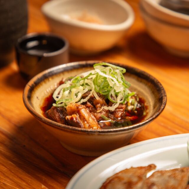 🕊〈ハトの姿焼き1/2羽サイズ）
鶏肉よりも噛みごたえのある、
ジューシーで濃い肉の風味。
高級フランス料理のメインディッシュとしても使われています。

紳士の嗜みに如何でしょうか？
もちろん、新宿の公園育ちではなく
丁寧に養殖された鳩肉です。

🏮新宿歌舞伎町 思い出の抜け道【寺子屋】
@terakoya_shinjuku
———————————————————
予約は平日12:00-24:00まで上限4名様
新宿区歌舞伎町1-3−10 新宿センター街 1F
OPEN 24 hours
Reservations：
Weekdays 12:00–24:00 / Max 4 people
———————————————————
🏮Shinjuku Kabukicho, OMOIDE NO NUKEMICHI【TERAKOYA】

🕊 pigeon in 1/2 size
Chewier than chicken,
Juicy, dark meat flavor.
It is also used as a main dish in fine French cuisine.

How about it for a gentleman's taste?
Of course, it was not raised in a park in Shinjuku.
Pigeon meat is carefully farmed.

#寺子屋
#思い出の抜け道
#歌舞伎町グルメ
#ShinjukuBar
#kabukicho