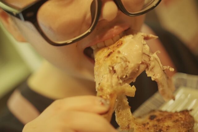 🕊〈ハトの姿焼き1/2羽サイズ）
鶏肉よりも噛みごたえのある、
ジューシーで濃い肉の風味。
高級フランス料理のメインディッシュとしても使われています。

紳士の嗜みに如何でしょうか？
もちろん、新宿の公園育ちではなく
丁寧に養殖された鳩肉です。

🏮新宿歌舞伎町 思い出の抜け道【寺子屋】
@terakoya_shinjuku
———————————————————
予約は平日12:00-24:00まで上限4名様
新宿区歌舞伎町1-3−10 新宿センター街 1F
OPEN 24 hours
Reservations：
Weekdays 12:00–24:00 / Max 4 people
———————————————————
🏮Shinjuku Kabukicho, OMOIDE NO NUKEMICHI【TERAKOYA】

🕊 pigeon in 1/2 size
Chewier than chicken,
Juicy, dark meat flavor.
It is also used as a main dish in fine French cuisine.

How about it for a gentleman's taste?
Of course, it was not raised in a park in Shinjuku.
Pigeon meat is carefully farmed.

#寺子屋
#思い出の抜け道
#歌舞伎町グルメ
#ShinjukuBar
#kabukicho