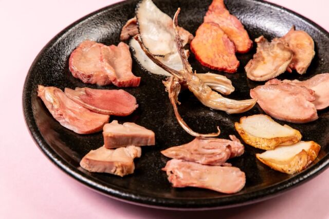 🌸春のタン祭り🌸開催中！！
牛・豚はもちろん馬や羊、
クジラ、ワニ、鴨、
ジビエの鹿や猪、ヒグマといった希少なタンを
スモークや炙りなどで👅👅👅

そして超数量限定…！
⭐ダチョウのタン「お頭付き」
なんとタンと一緒に脳みそも食べられちゃう🧠

━━━━━━━━━━━━━━━⠀
@kometocircus 
📍東京都新宿区2-19-8
🚃高田馬場駅徒歩1分
平日・土日祝日　12-15:00 ／16-22:30
※火曜のみ　17-22:30
.................................
#米とサーカス
#春のタン祭り
#高田馬場
#高田馬場グルメ
#ジビエ