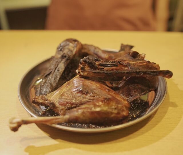 歌舞伎町で野生のカラスを味わえる！？
🐦〈カラスの姿焼き（1/2羽サイズ）〉

カラスって食べられるの？？
国内の果樹園を荒らすカラスを
猟師さんが駆除、その命をいただきます。
筋肉質な砂肝のような食感と、
カモやレバーに似た
赤身で濃厚な味わいのカラス肉を
マリネし、スパイスで風味づけして
目の前で焼き上げます。

🏮新宿歌舞伎町 思い出の抜け道【寺子屋】
@terakoya_shinjuku
———————————————————
予約は1日4名様まで・19:00〜20:30までの入店のみ
新宿区歌舞伎町1-3−10 新宿センター街 1F
OPEN 24 hours
Reservations are limited to 4 persons per day 
and entry from 19:00 to 20:30
———————————————————
🏮Shinjuku Kabukicho, OMOIDE NO NUKEMICHI【TERAKOYA】

Can crows be eaten?
Hunters exterminate crows that destroy orchards in Japan and eat their lives.
The texture is like muscular gizzard,
similar to duck or liver.
The meat is marinated and flavored with spices.
marinated and flavored with spices
and grilled right in front of your eyes.

#寺子屋
#思い出の抜け道
#歌舞伎町グルメ
#ShinjukuBar
#kabukicho