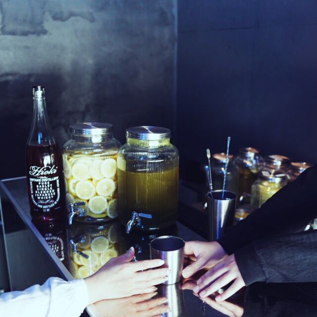 言葉の壁を超えて、みんなで「乾杯！」。
Beyond language barriers, let's toast! 
世界中から人が集まるこの場所には、
きっと新しい出会いが。 
Make new friends at "any," where the world gathers to drink.

🍋国産レモン×日本酒のレモンサワー 
24H OPEN｜ NO CHARGE｜CARDS OK
📍新宿ゴールデン街5番街 2F

@any_goldengai 
#shinjukugoldengai
#goldengai 
#ShinjukuBar 
#tokyonightlife
 #lemonsour