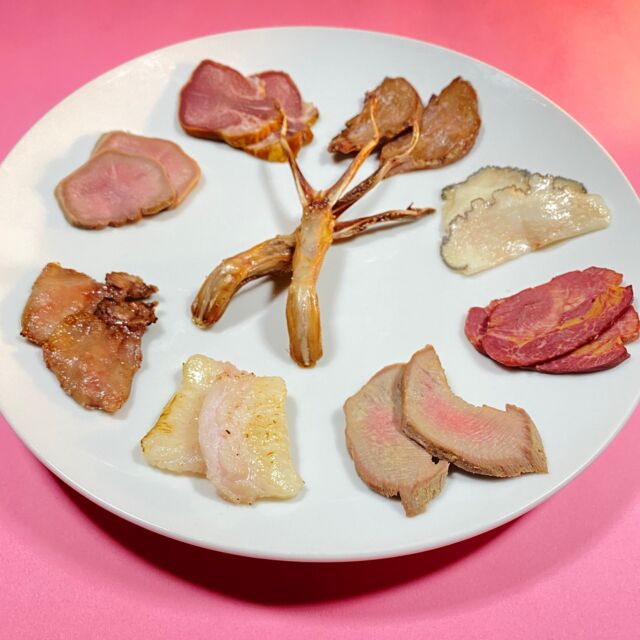 毎年恒例、9年目の春のタン祭りがスタートしてます！🌸
「あぁ、もうそんな季節か」と、1年をタンで感じる贅沢😋👅
今年も国内外から厳選した「9種のタン」が勢揃いです。 
慣れ親しんだあの味も、初めましてのあのタンも。 
春の恒例行事、高田馬場・渋谷でお待ちしております。
━━━━━━━━━━━━━━━⠀
@kometocircus 
📍東京都新宿区2-19-8
🚃高田馬場駅徒歩1分
平日・土日祝日　12-15:00 ／16-22:30 
※火曜のみ　17-22:30 
.................................
#米とサーカス
#春のタン祭り
#高田馬場
#高田馬場グルメ
#ジビエ