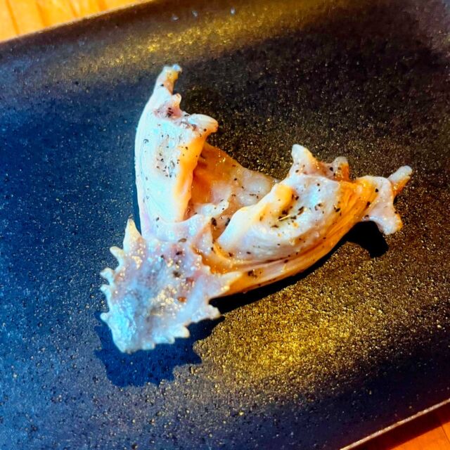 タン好きの聖地へようこそ👅
タンって、牛・豚だけだと思っていませんか？ 
鯨（さえずり）、ワニ、馬、ラム、そして希少なヒグマやキョンまで……。

🐊プリップリのワニ、🐴コリッコリの馬、🐻ワイルドな熊。 
一皿でこれほど多種多様な「舌」を味わえるのは、
世界を探しても米とサーカスだけ！！！（たぶん） 
あなたの「推しタン」を見つけてください👅💘

※写真のタンはエミューです🦃
━━━━━━━━━━━━━━━⠀
@kometocircus 
📍東京都新宿区2-19-8
🚃高田馬場駅徒歩1分
平日・土日祝日　12-15:00 ／16-22:30 
※火曜のみ　17-22:30 
.................................
#米とサーカス
#春のタン祭り
#高田馬場
#高田馬場グルメ
#ジビエ