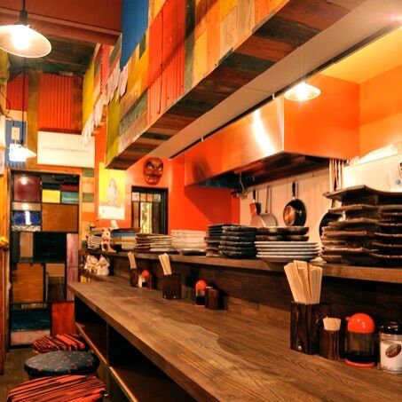 米とサーカス高田馬場本店は、路地裏に佇む一軒家。 
「ひとりでしっぽり」も「みんなでワイワイ」も🦌🦂🙆‍♀️

🍶 1F：ライブ感あふれるカウンター席 
おひとりさま大歓迎！スタッフとの会話や、
目の前で仕上がっていく珍しい料理を肴に😋

🍻 2F：40席の広々テーブルフロア 
大人数の飲み会や貸切パーティーもOK！ 
過去には、ここで「結婚パーティ」をされた強者カップルもいらっしゃるほど💖

駅から徒歩1分。 
一歩足を踏み入れれば、そこは非日常な食のワンダーランドです💫👽
━━━━━━━━━━━━━━━⠀
@kometocircus 
📍東京都新宿区2-19-8
🚃高田馬場駅徒歩1分
平日・土日祝日　12-15:00 ／16-22:30 
※火曜のみ　17-22:30 
.................................
#米とサーカス #ジビエ
#高田馬場 #高田馬場グルメ 
#takadanobaba