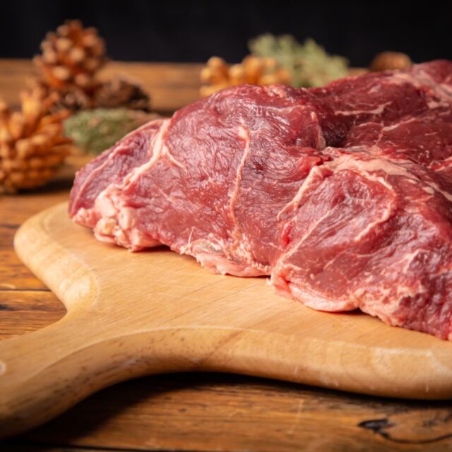 米とサーカスの【ジビエ】について⛰
野山を駆け巡った肉は脂肪が少なく、
たんぱく質など栄養素が豊富なまさに“森のごちそう”。
鹿肉は牛に比べ鉄分が3倍、猪肉はビタミンB群やコラーゲンの宝庫です。

米とサーカスで仕入れているジビエは、
国の「野生鳥獣肉の衛生管理ガイドライン」に沿って
許可を受けた食肉処理業で解体された物。

しかし一方で、農作物被害は年間164億円（令和５年度）にも及び、多くの命が活用されず「害獣」として駆除され廃棄されている現実があります。
米とサーカスでは命に感謝し、
美味しく食べてもらえるよう日々努力しています😌
━━━━━━━━━━━━━━━⠀
@kometocircus 
📍東京都新宿区2-19-8
🚃高田馬場駅徒歩1分
平日・土日祝日　12-15:00 ／16-22:30 
※火曜のみ　17-22:30 
.................................
#米とサーカス
#高田馬場
#高田馬場グルメ
#ジビエ
#東京ジビエ