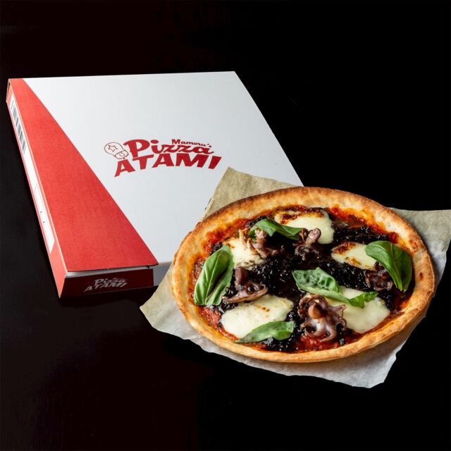 ▶︎▶︎▶︎コジプロ×米とサーカスコラボ中▷▷▷
▶︎▶︎▶︎ Kojima Productions × Kome to Circus Collab! ▷▷▷
🍕伝説の「Pizza ATAMIのイイダコピザ」が、オリジナルピザBOXとともに復活！🍕
🍕 The legendary "Pizza ATAMI Baby Octopus Pizza" is back with its original pizza box! 🍕

ゲーム内のあのピザを完全再現すべく、
ベースにはトマトソースと漆黒のイカ墨ソースをダブルで使用。 
その上に、ジューシーなモッツァレラチーズと、
丸ごとのイイダコを豪快に乗せて、香ばしく焼き上げました。
To perfectly recreate the pizza from the game, we use a double sauce base of tomato and pitch-black squid ink, topped with juicy mozzarella and whole baby octopuses baked to perfection!

さらに今回も【Pizza ATAMIオリジナルピザボックス】に
入れてご提供します！もちろんテイクアウトも可能です👍
We serve it in the official 【Pizza ATAMI Original Pizza Box】!
Takeout is also available! 👍

前回のコラボ期間中、なんとモデルであるリアル押井守監督に、
米サースタッフが直接デリバリーさせていただくという奇跡の機会が……！ 
あまりの緊張と喜びで手が震えっぱなしでした・・・最高の思い出です（ ; ; ）
🛸 A Miraculous Memory:
During our last collaboration, our staff had the incredible honor of delivering this pizza directly to Director Mamoru Oshii himself (the real-life model for the in-game character)! 
We were so nervous and thrilled that our hands wouldn't stop shaking... Truly a core memory for us! ( ; ; )

📍米とサーカス渋谷PARCO店限定｜7/12（日）まで
 Exclusive to Kome to Circus Shibuya PARCO | Until July 12 (Sun)

🔗プロフィールのリンクよりWEB予約受付中
備考欄にご希望のメニューをご記載下さい
当日注文も承りますが、提供にお時間をいただく場合がございます
🔗 Web reservations are available via the link in our bio!
Please write your desired menu in the notes section when booking.
━━━━━━━━━━━━━━━⠀
@kometocircusparco
📍東京都渋谷区宇田川町15-1 渋谷パルコB1⠀
🚃渋谷駅徒歩5分⠀
📍B1, Shibuya Parco, 15-1 Udagawacho, Shibuya-ku, Tokyo
🚃 5 minutes walk from Shibuya station⠀
⏰⠀12:00 - 16:00 ／17:00 - 22:30 ⠀
━━━━━━━━━━━━━━━
#米とサーカス
#kojimaproductions
#渋谷parco
#押井守 監督
#デススト