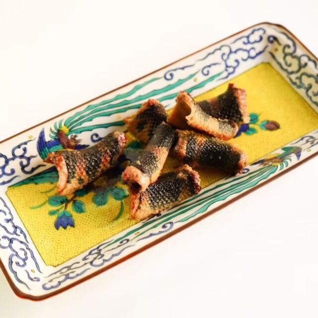 食欲の秋到来！美味しいアカマタ入荷してます🐍
米とサーカスでも隠れ人気メニューです。
丸焼きは、ご自身でハサミでぶつ切りにして皮を剥ぎ、
骨から肉をこそげ取るようにお召し上がりください。
旨味成分であるアミノ酸が豊富に含まれており、
皮と骨ごと焼き上げることで骨から蛇の旨味がにじみ出ます。

ちょっと食べづらいのがたまにきず・・・

アカマタって？
全長80〜200 cm、沖縄諸島及び奄美大島に生息する。
毒はないが気性は荒く、赤いベースに黒帯模様のカラフルな蛇。
ハブを食べるほどの大きさの個体も確認されています。

━━━━━━━━━━━━━━━⠀
@kometocircus 
📍東京都新宿区2-19-8
🚃高田馬場駅徒歩1分
平日・土日祝日　12-15:00 ／16-22:30 
※火曜のみ　17-22:30 
.................................
#米とサーカス
#高田馬場
#秋の味覚
#蛇肉
#蛇料理