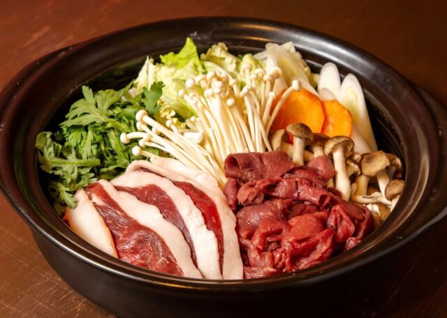 秋の味覚、ほっと温まるジビエ鍋の季節です☺️🍂
米とサーカスの秋冬名物といえば！
全国各地から届くこだわりのお肉を贅沢に使った「ジビエ鍋」

野山を駆け巡ったお肉は滋味にあふれ、高たんぱくで栄養たっぷり。
ひと口頬張れば、体の芯からじんわりと温まります・・・

🦌🐗王道の紅葉鍋・牡丹鍋
初めての方にもおすすめ。あっさりヘルシーな鹿と、旨味とコラーゲンが溶け出す猪。
🐻野趣あふれる熊味噌鍋
噛み締めるほどに広がる、力強い野性のコク。
🦡脂が絶品のアナグマすき焼き
 知る人ぞ知るごちそう、とろけるような甘い脂を体験して。

秋の夜長を路地裏のサーカス小屋で過ごしませんか？

🗓 ご予約・空席確認はプロフィールのリンクから🔗
━━━━━━━━━━━━━━━⠀
@kometocircus 
📍東京都新宿区高田馬場2-19-8
🚃JR・東西線「高田馬場駅」早稲田口 徒歩1分
🕒 平日・土日祝 12:00-15:00 / 16:00-22:30（火曜 17:00-OPEN）
🦌Experience authentic Japanese wild game & 
traditional hot pot in a cozy, retro Tokyo hideaway.
🔗 Reserve your table from the link in our bio!

#米とサーカス
#ジビエ
#高田馬場
#takadanobaba
#tokyogourmet