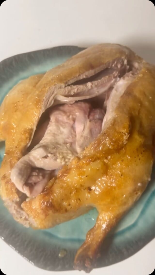 「鉄鍋のジャン！」×「米とサーカス」コラボメニュー紹介🔥🔥🔥
【最高の鳥料理!母子焗鵪鶉（ムズジュウアンチュン）】
ジャンと小此木の本気のキャンプ飯！
山菜・ハム・高菜を詰めたウズラを、
赤飯と一緒に老鶏に詰めてオーブンで焼き上げました。
トリにトリを入れて焼く！

📍米とサーカス高田馬場本店、渋谷PARCO店
後期8/31（月）～10/12（祝・月）まで

🗓 ご予約・空席確認はプロフィールのリンクから🔗
━━━━━━━━━━━━━━━⠀
@kometocircus 
📍東京都新宿区高田馬場2-19-8
🚃JR・東西線「高田馬場駅」早稲田口 徒歩1分
🕒 平日・土日祝 12:00-15:00 / 16:00-22:30（火曜 17:00-OPEN）
🦌Experience authentic Japanese wild game & 
traditional hot pot in a cozy, retro Tokyo hideaway.
🔗 Reserve your table from the link in our bio!

#米とサーカス
#鉄鍋のジャン
#アニメ飯
#マンガ飯 
#高田馬場